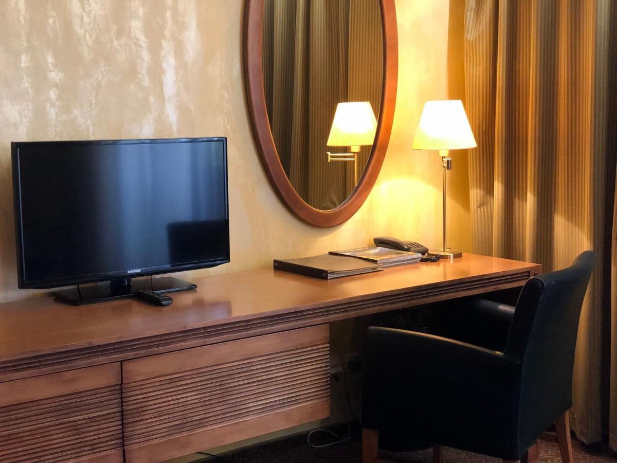 Hotel International Велька-Ломница Экстерьер фото