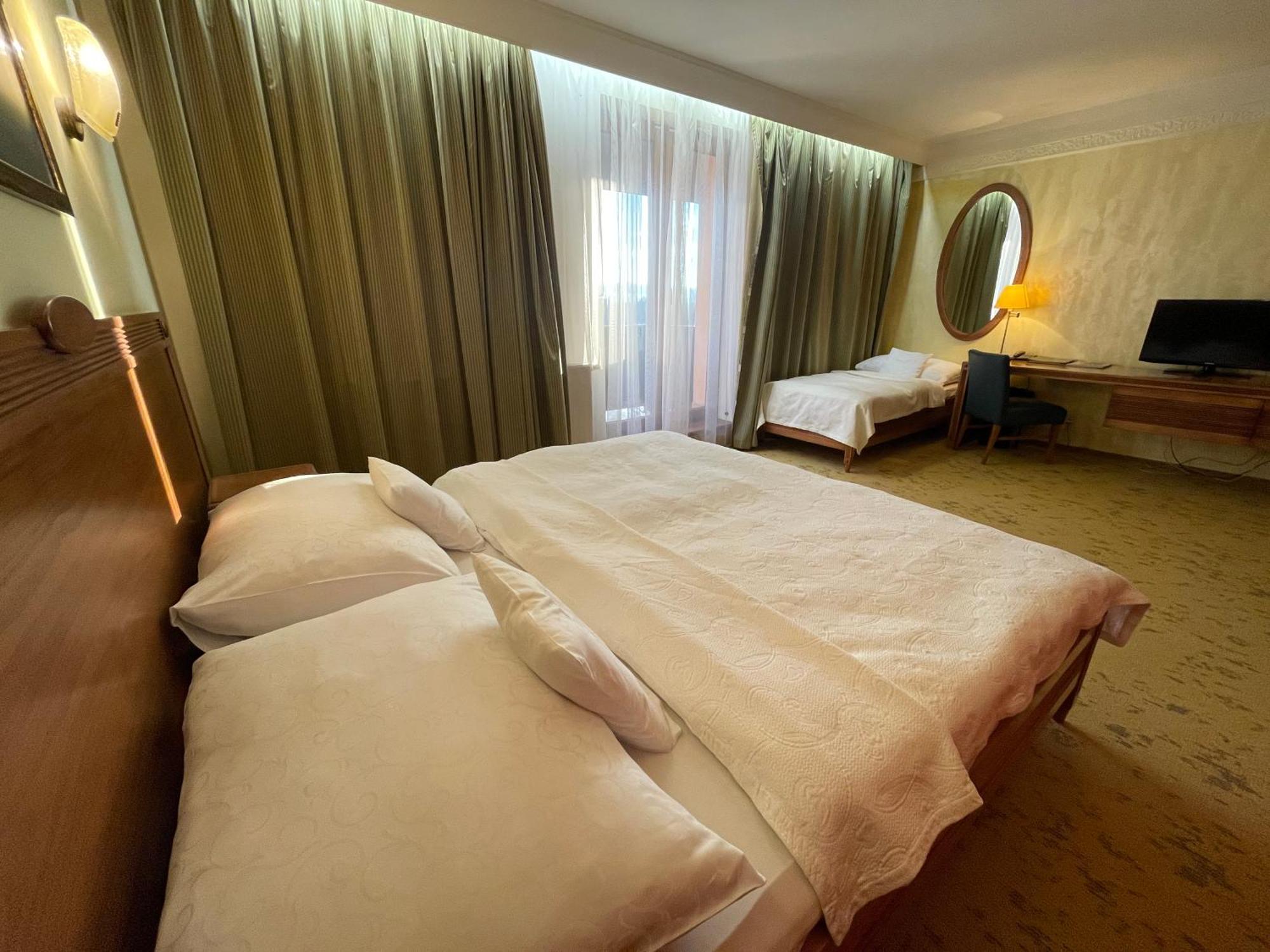 Hotel International Велька-Ломница Экстерьер фото